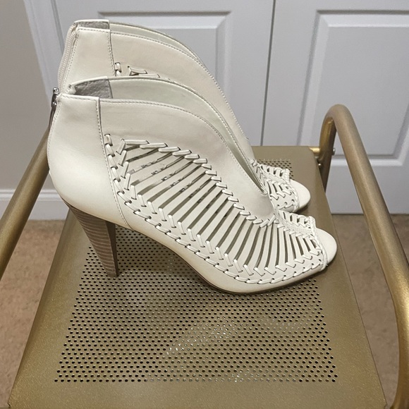 Vince Camuto. Off white/beige - Picture 2 of 4